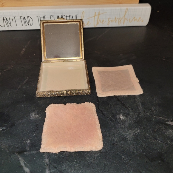 Brass Vintage Volupte Mirrored Makeup Compact with Applicators - Picture 2 of 3